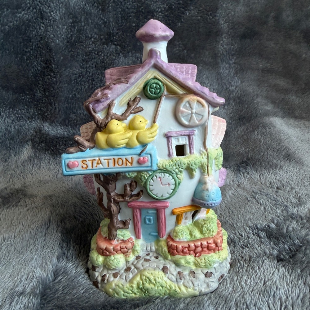 Vintage 1990s Bunnyville Gardens Easter House Station Porcelain Village w/ Box - Picture 2 of 5